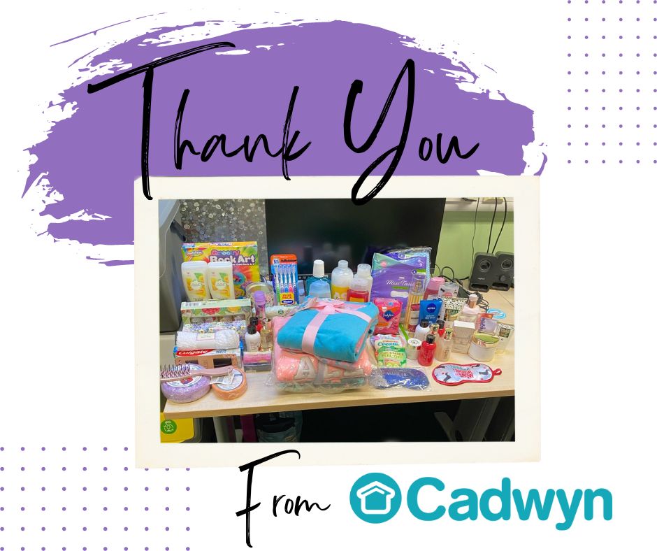 We'd like to express our enormous thanks to @EnglishProvCo for their incredibly kind donation🥰 The gifts of toys, toiletries, and clothes are hugely appreciated by families experiencing homelessness at our supported housing hostels 🙏