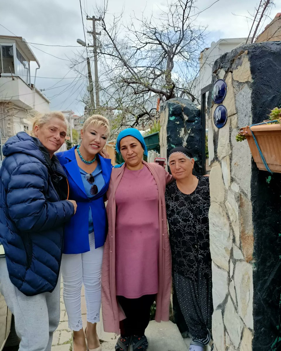 yeniguzelbahce's tweet photo. İlçe yöneticilerimiz, Kadın ve Gençlik Kollarımız, meclis üyesi adaylarımız Maltepe Mahallesi'nde 'Çat Kapı' alan çalışması gerçekleştirdi. Projelerimizi anlatarak destek istedik. Çalınmadık kapı, sıkılmadık el bırakmayacağız.
#İşimizGücümüzGüzelbahçe
@mustafagnyresmi https://t.co/qmY7YzjnQY