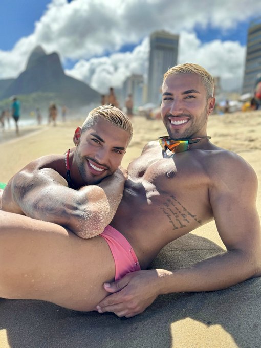 TWINS!!! Blond of dark hair??  #fitness https://t.co/7VcSNfaTPu<a href="/tag/fitness"class="tags">#fitness</a>