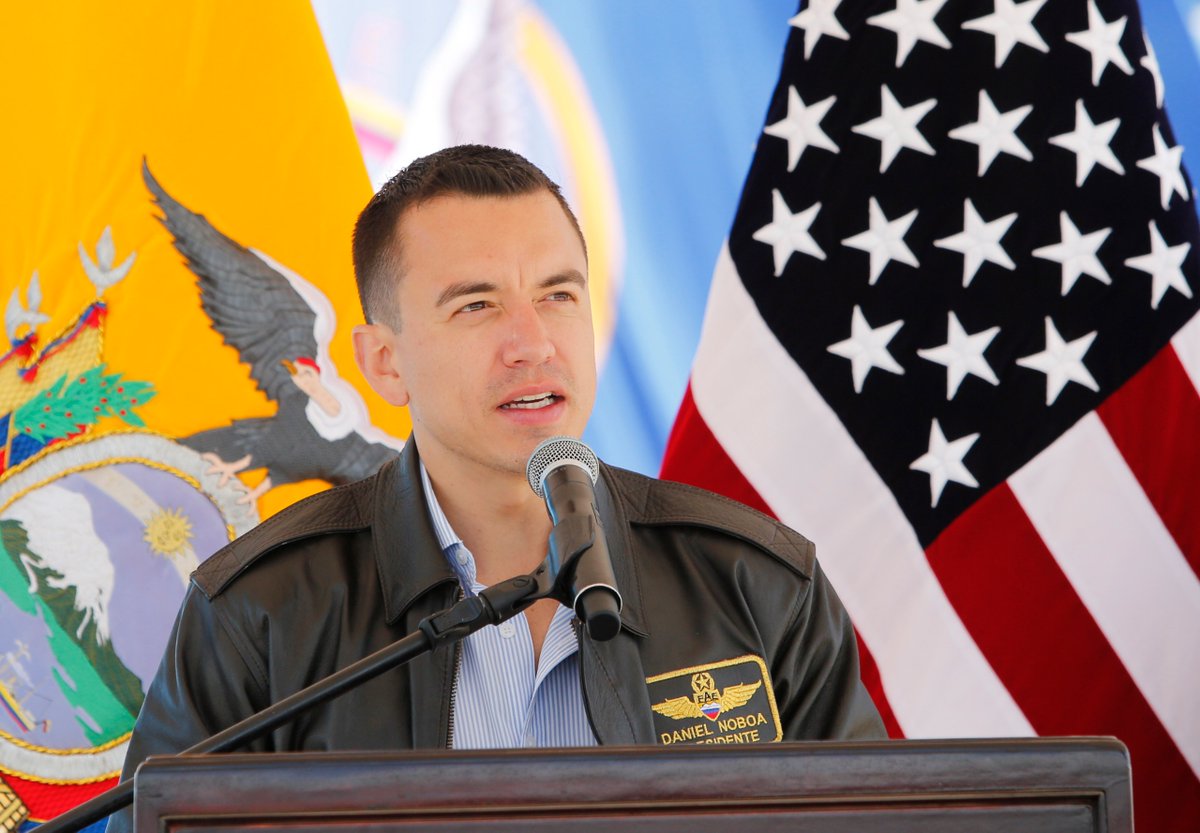 Presidencia_Ec's tweet photo. ¡Fortalecemos las operaciones militares de las @FFAAECUADOR! 🛬🇪🇨

Al aeropuerto de Latacunga llegó el avión C-130 Hércules, el cual ha sido gestionado mediante la cooperación con los EE.UU. bajo el programa “Ramp to Ramp”. La capacidad de movilidad y despliegue de la @FuerzaAereaEc se potencia gracias a esta nueva unidad. En la entrega oficial participó el presidente @DanielNoboaOk.

#ElNuevoEcuador