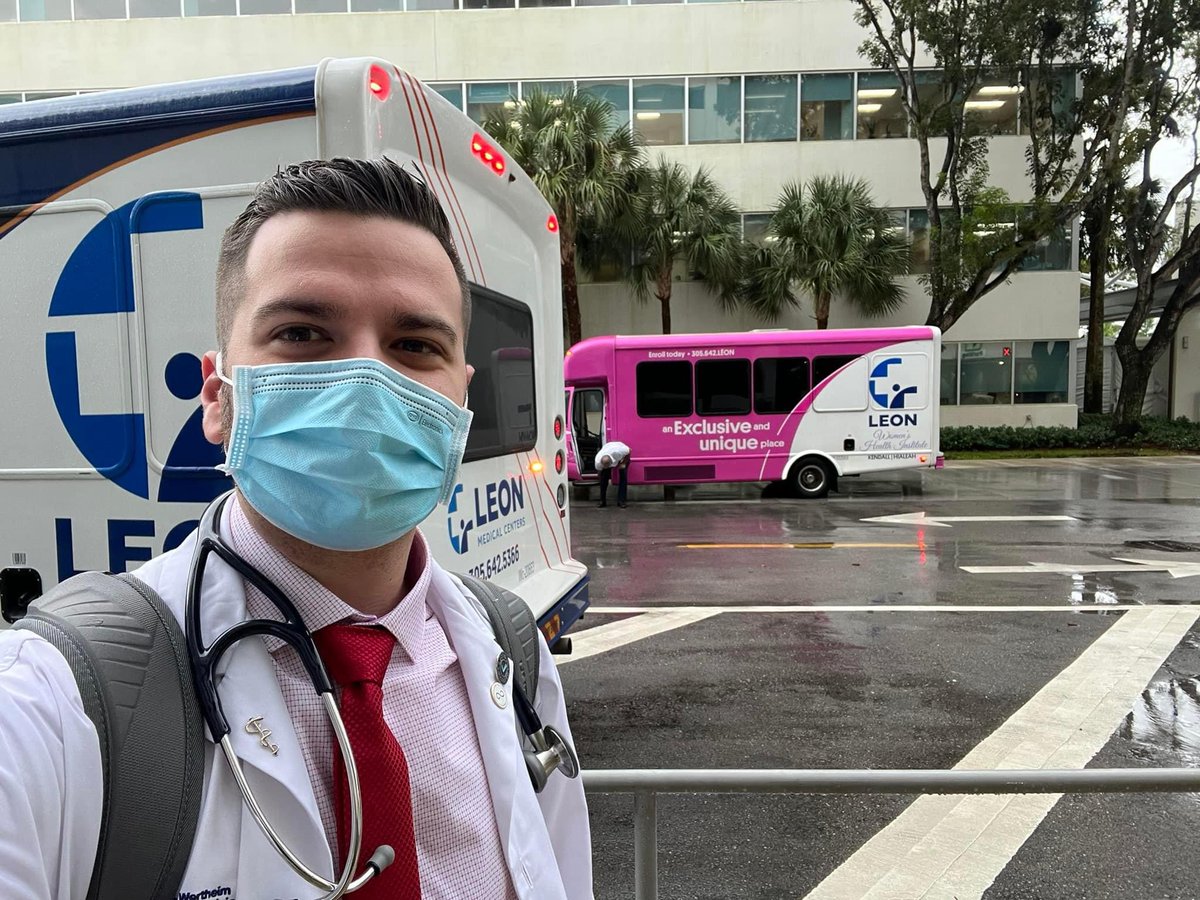 🎉 Congrats to M4s Jose Redondo and Matthew Colas, winners of this year's Leonard Tow Humanism in Medicine Award presented by @goldFdtn! The award recognizes them as 'exemplars of humanism' in #patientcare. 👏👏👏