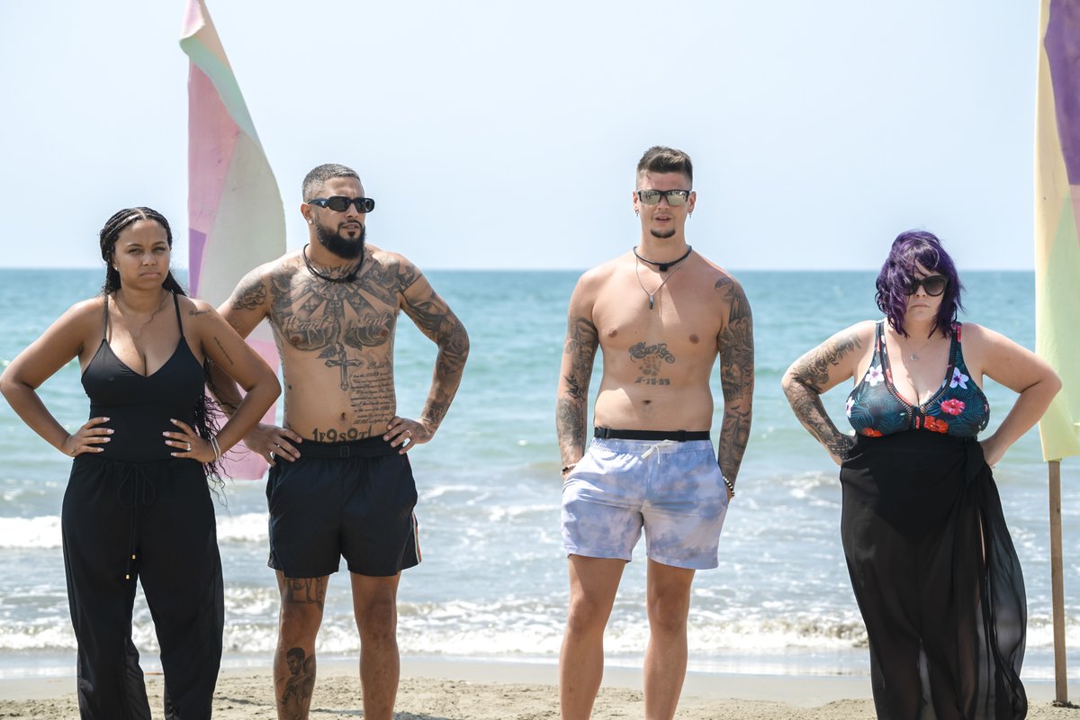 TeenMom's tweet photo. Spending some time in sun and working on ourselves 🤝 NEW #TeenMomFamilyReunion starts right now on @MTV☀️ https://t.co/KK2DhpFNUn