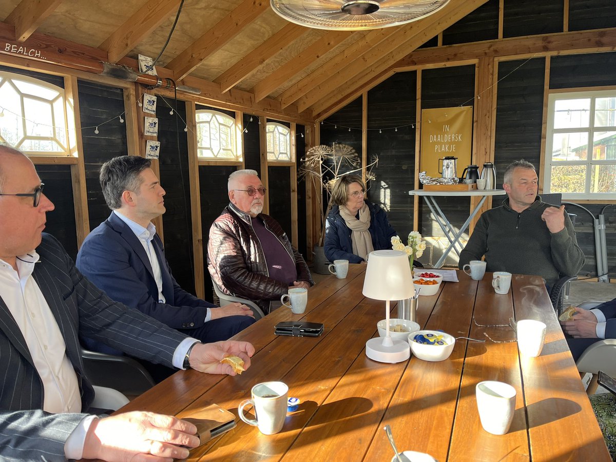 Vanmiddag met <a href="/cdafryslan/">CDA Fryslân</a> en <a href="/cda_eu/">CDA de Cordoba EU</a> kandidaten <a href="/tbwberendsen/">Tom Berendsen</a>  #1 en <a href="/Sjoerdwijnsma/">Sjoerd Wijnsma</a> #5 bezoek gebracht  bij mts. Broersma-van der Meer in Jistrum, boeren in NV gebied. Goed gesprek over beleid dat gebaseerd moet zijn op haalbare doelen ipv middelen. Nu vaak paard achter de wagen.