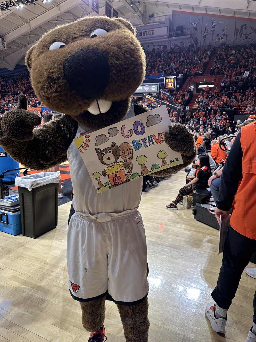 EvelynShoop's tweet image. Benny the Beaver holding my daughter’s handmade sign! It’s Benny eating an ear of corn. Let’s finish this off, Beavers! #OregonState v #Huskers #NCAAW @espn #MarchMadness2024
