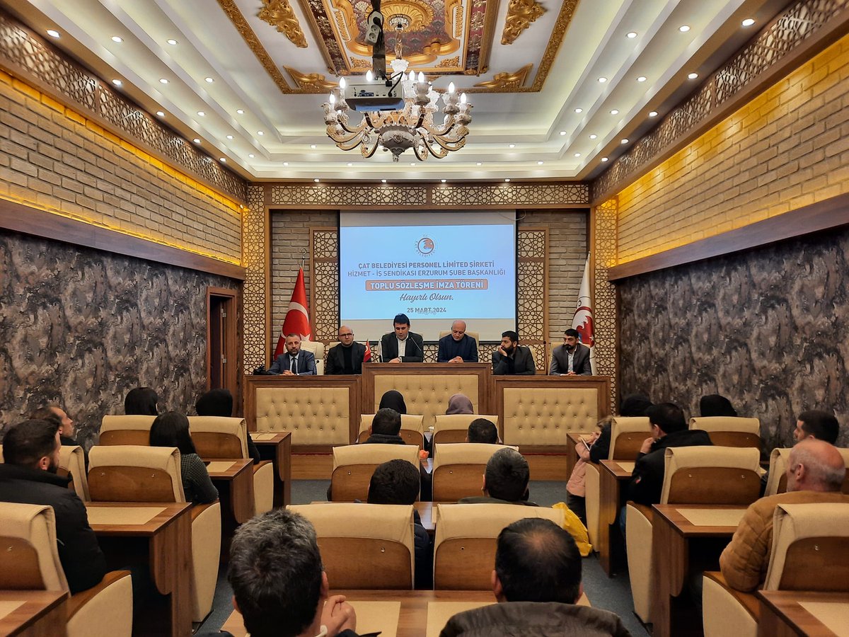 akmelikyasar's tweet photo. Belediyemize bağlı iştiraklerimizde çalışan değerli mesai arkadaşlarımız için önemli bir günü geride bıraktık. 

Hayat pahalılığına karşın personelimizin maaşlarının enflasyon altında ezilmemesi için aldığımız kararla, bugün yetkili #HizmetİşSendikası ile protokol imzaladık. https://t.co/JxVHlllmeK