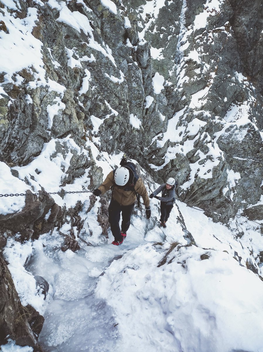 OneStepForward7's tweet image. Kojarzycie ten ciekawy szlak w Tatrach Wysokich? Przy takim lodzie, na jaki trafiliśmy wtedy muszę przyznać, że dał nam spory zastrzyk adrenaliny 😀

PS. Oczywiście większość turystów nie miała raków czy nawet raczków. O kaskach nawet nie wspominając.