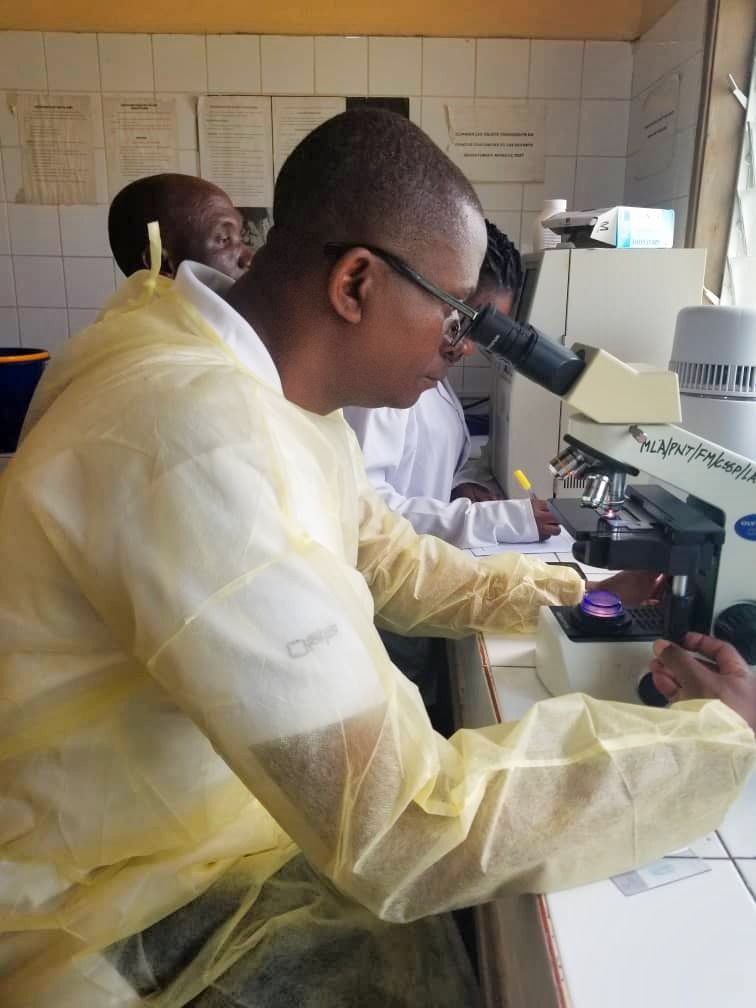 🌍 Journée Mondiale de Lutte contre la Tuberculose ! À l'IPB, nous sommes fiers de nos 20 ans en tant que Laboratoire National de Référence pour la Tuberculose. En collaboration avec @MSPCentrafrique, nous coordonnons 81 centres à travers la RCA, formant des techniciens.