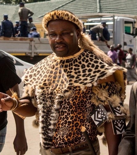 Let's learn some Ndebele🇿🇼 together 
Hello: Sabona 
How are you: unjani
I'm doing good how are you: Ngiyaphila wena unjani
Can i have water 💦: Ngicela amanzi
I'm hungry: Ngilambile
I'm eating: Ngiyadla
I'm tired: Ngikhathele/ Ngidiniwe 
It's hard: Kunzima
It's easy: Kulula