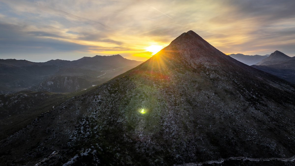 konjos's tweet photo. Zalazak iznad Matokita i najvišeg vrha, sveti Rok (1026 m), a u pozadini desno se vidi sveti Mihovil (1247 m). Uz Veliki Šibenik (1314 m) ovo su tri najviša vrha Vrgorskog gorja.
#UpoznajmoHrvatsku #Vrgorac https://t.co/tXjGckRTmA