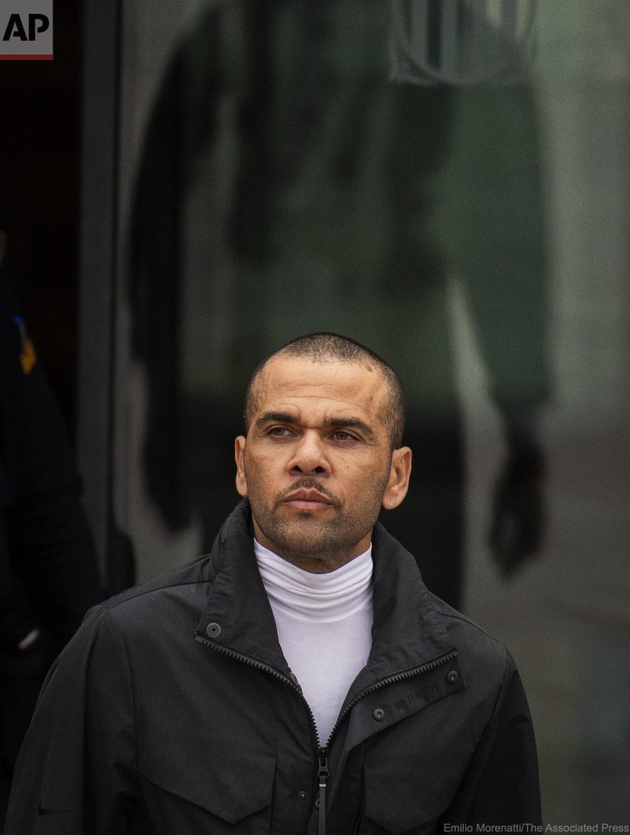 Dani Alves sale de la cárcel Brians 2, tras pagar la fianza de un millón de euros el Lunes 25 de Marzo de 2024. El exfutbolista, condenado a cuatro años y medio por violar a una joven, llevaba 14 meses en prisión.