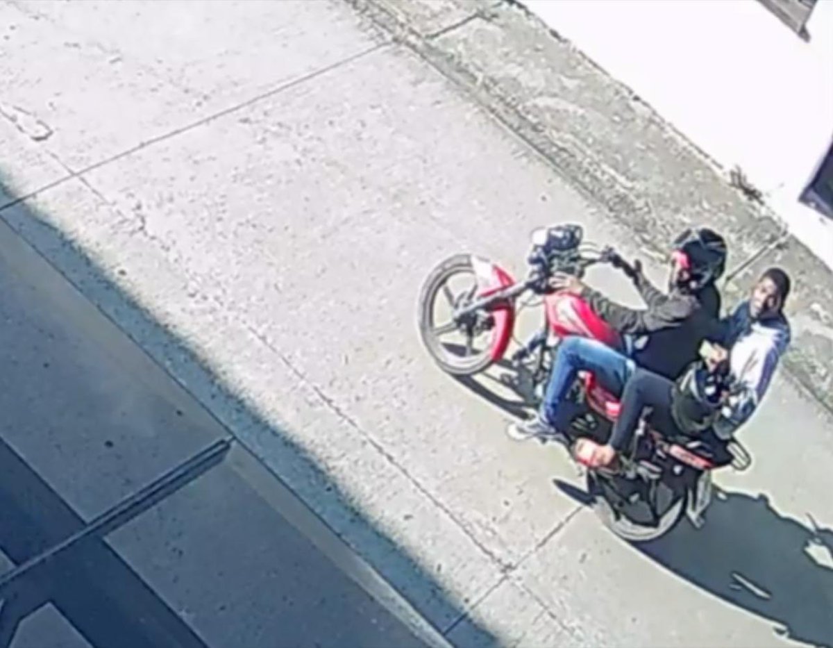 Sanchezmendieta's tweet photo. #Precaución: tenga cuidado con estos dos sujetos que roban en moto. Esta mañana asaltaron a un transeúnte en el sector de la avenida Primero de Mayo, entre la avenida De Las Américas y avenida Loja. Rondan por la zona del ExCREA. https://t.co/7IJtZiIOCz