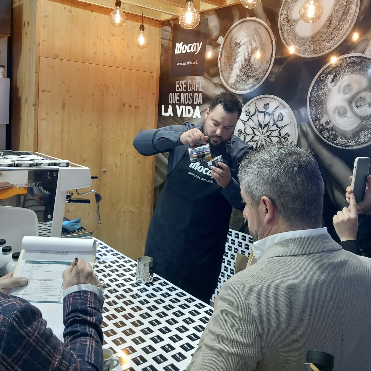 MocayCafe's tweet photo. Orgullosos de patrocinar y de entregar de manos de nuestro barista Diego el premio al Camarero del Año 2024 a Miguel López del Restaurante Garena de Dima (Bizkaia). 
#mocay #CafeMocay #CamarerodelAño #ConcursoCamarerodelAño #ConcursoCamarero https://t.co/6Qw8H92p64