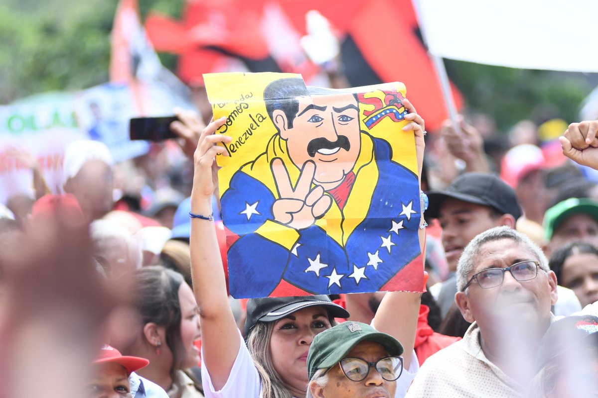 El pueblo ha tomado las calles con alegría, manifestando su determinación de seguir construyendo la Venezuela Bolivariana junto al Pdte. @NicolasMaduro con la unión y el optimismo que representa a cada venezolano. #AmorDeLaPatria