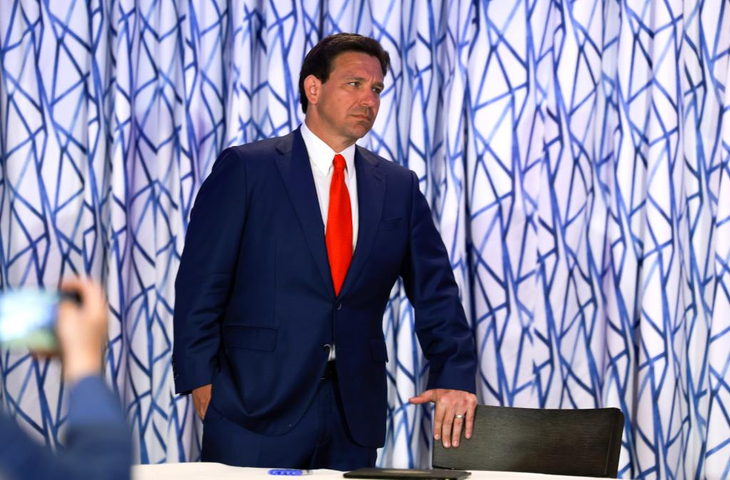 Ron DeSantis signs law that restricts social media for children under 16, completely bans kids under 14 trib.al/ozQv1Ol
