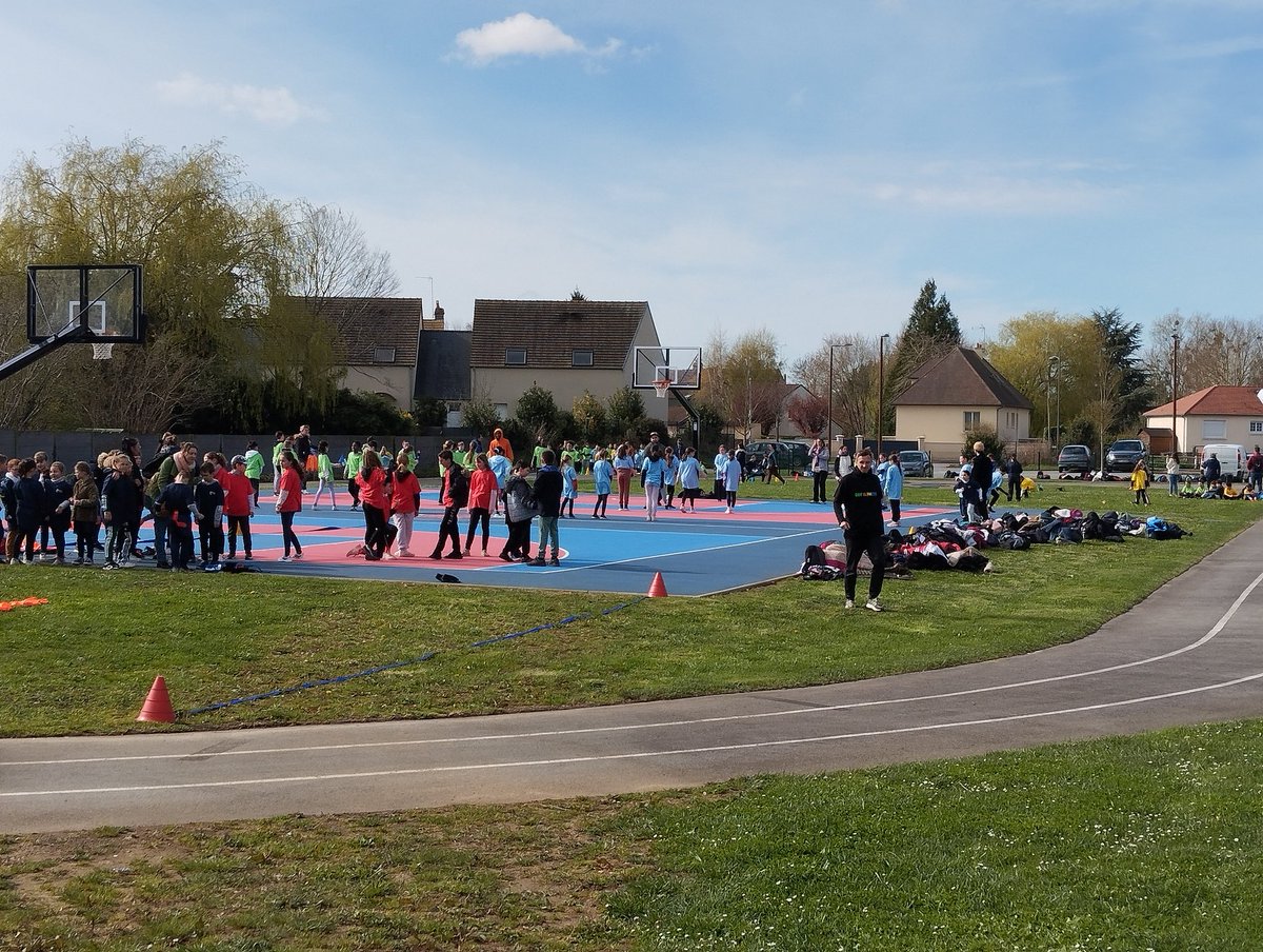 Orn'olympique 2024 🤩
Quelle magnifique journée orchestrée par <a href="/USEP_61/">USEP 61</a> 
Après la cérémonie d'ouverture et le défilé des équipes, les élèves ont pu pratiquer, découvrir des disciplines olympiques... Une superbe flashmob a clôturé cette manifestation. <a href="/Paris2024/">Paris 2024</a>