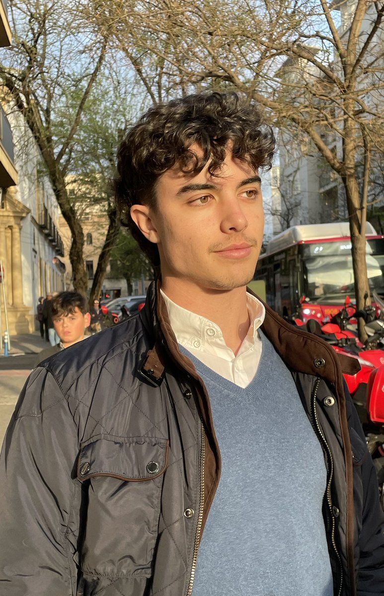 Alguien me puede quitar al nene del fondo porfa