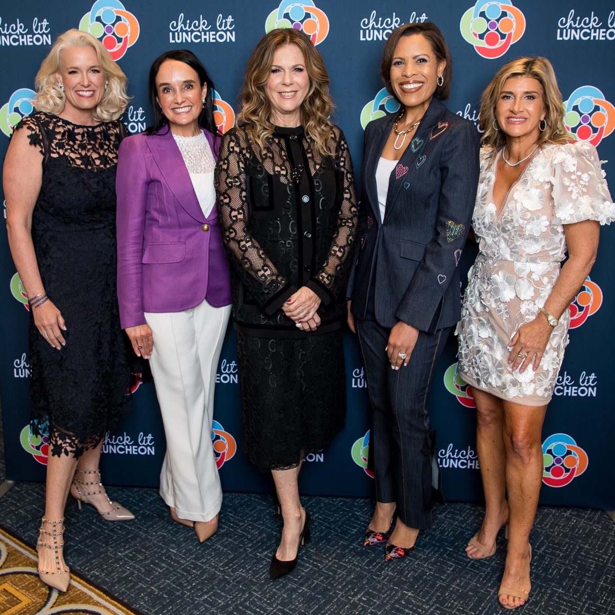 What a day at the Chick Lit Luncheon this weekend! It was a pleasure speaking to such an extraordinary room of women. The event benefited the Community Partners of Dallas for a great cause. Thank you @LauraHarrisNBC5 for a fun conversation and for being an incredible moderator!