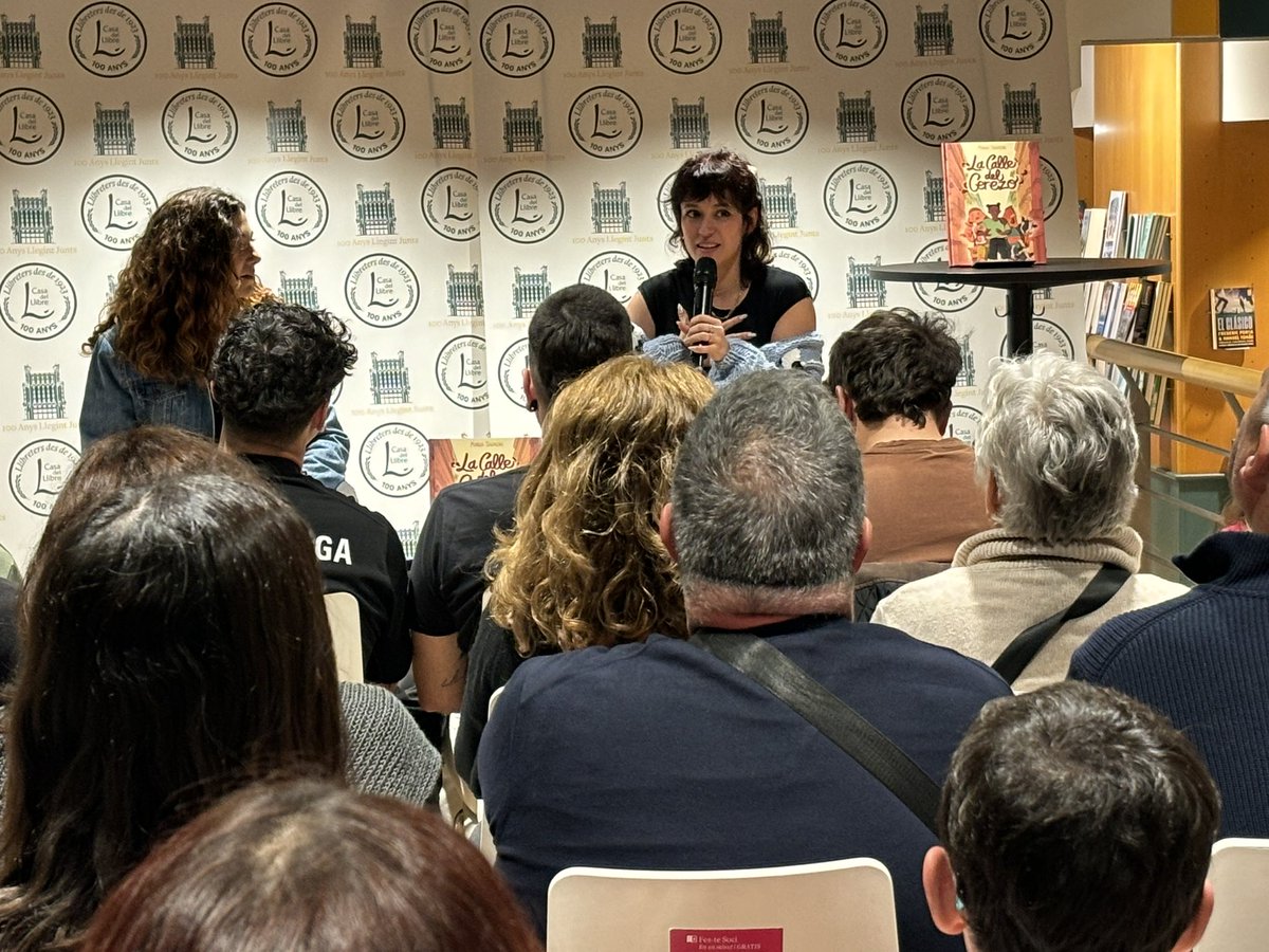 Comença la presentació del còmic “La calle de Cerezo” de la Maria Sagrera. Està molt emocionada, ha vingut molta gent 👏🏽👏🏽👏🏽 @PlanetadComic @casadellibro