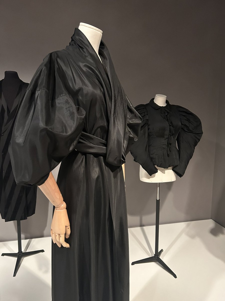 helenb_persson's tweet photo. #statementsleeves at Museum @FIT did not disappoint. Fabulous sleeves and well told story https://t.co/A7JbFsrcjo