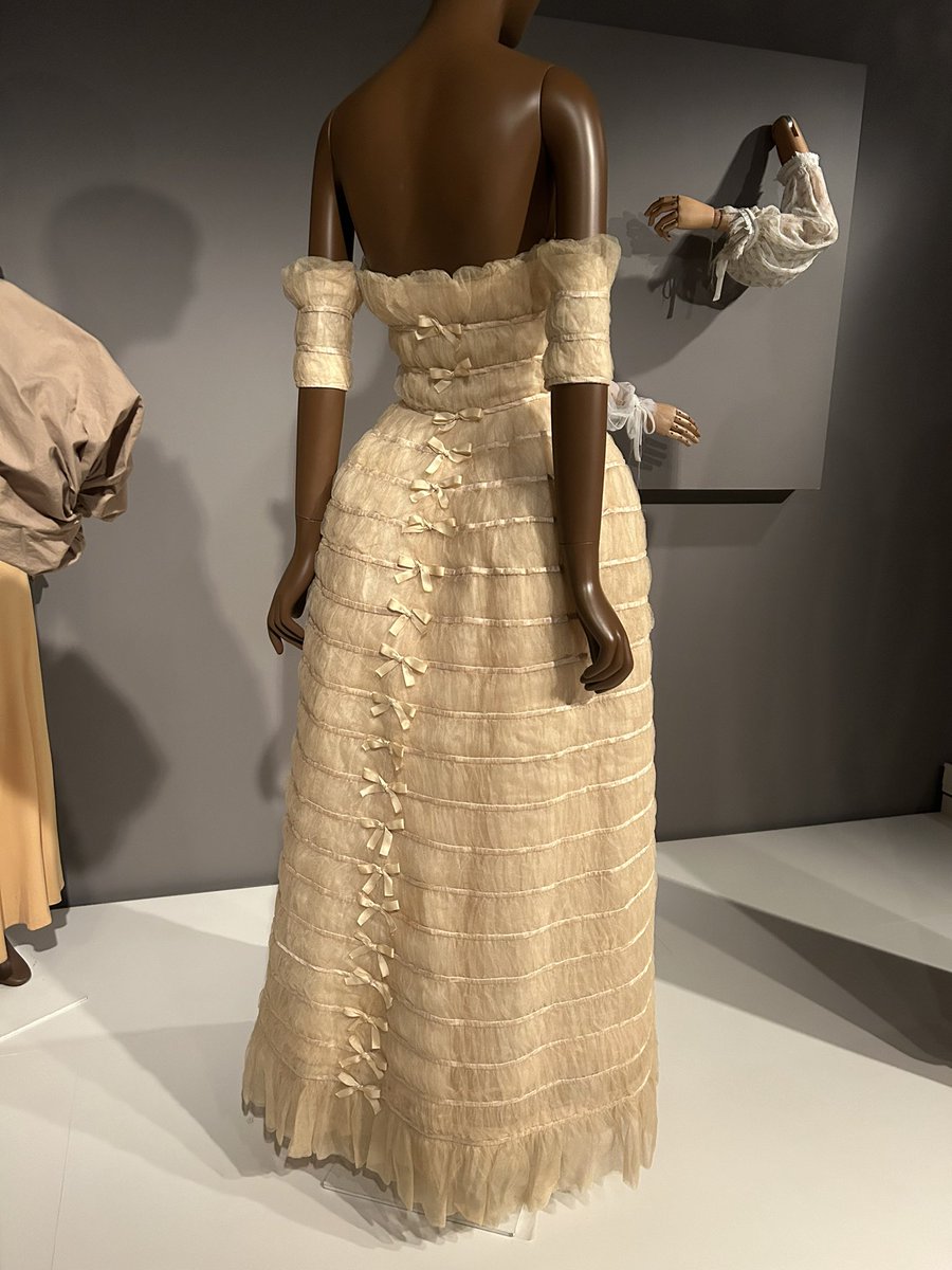 #statementsleeves at Museum <a href="/FIT/">FIT</a> did  not disappoint. Fabulous sleeves and well told story