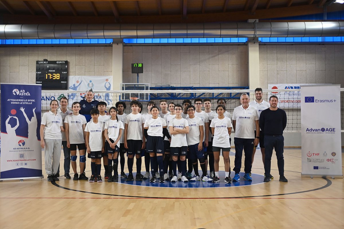 Federvolley's tweet photo. 🇪🇺 𝐀𝐝𝐯𝐚𝐧+𝐀𝐠𝐞 🇪🇺
🔴 Al Palasport di #Carugate (MI) inaugurato il progetto sociale europeo, a fare gli onori di casa l’associazione Ad Astra Volley. ❗️
🔎: https://t.co/twOJVMrUPC
📸: https://t.co/NALRihbyZr
#𝐅𝐈𝐏𝐀𝐕 | @Advantage_EU https://t.co/ZOmeMEMV3V