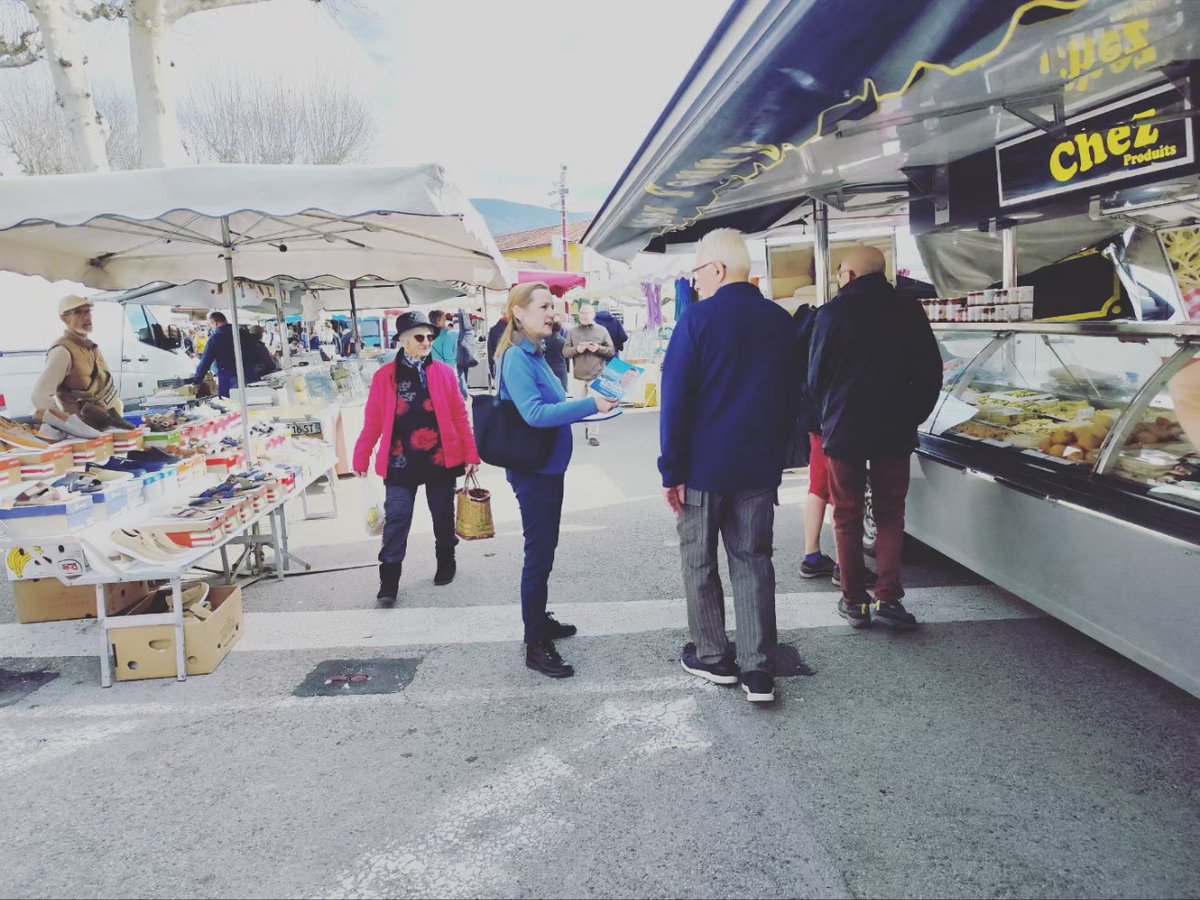 Marché de #Bédoin avec @CathRimbert84 et Gilles. 
Un bel accueil au pied du #MontVentoux pour la liste de @J_Bardella avec beaucoup de retours positifs sur le ralliement de Malika Sorel 💪💪💪 

#lafrancerevientleuroperevit 
#VivementLe9Juin

@RNational_off
@RNvaucluse