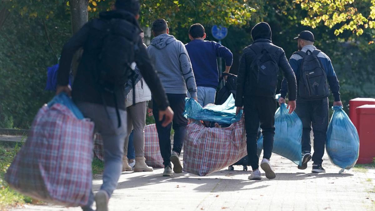 Hamburg will Zelte für Flüchtlinge notfalls in Parks aufstellen to.welt.de/gbT9LAT