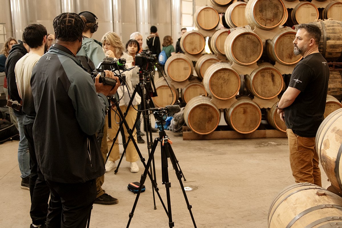 casknolia's tweet image. 🎥 Today we have welcomed the fantastic group of #pacedocs project from Pace University (New York) in the cooperage. They have been filming part of a documentary about the cooperage in our facilities.