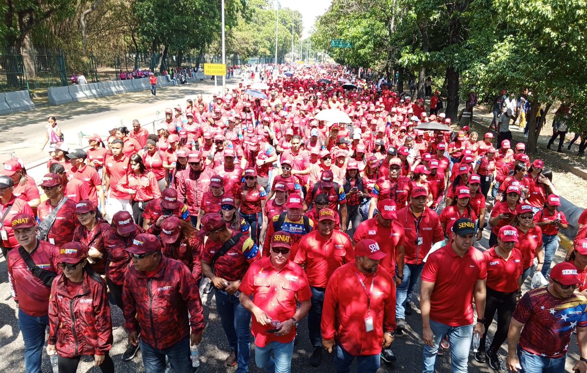 Funcionarios del @SENIAT_Oficial se concentran para acompañar a nuestro Pdte. @NicolasMaduro a la inscripción de su candidatura, ante el CNE. #AmorDeLaPatria