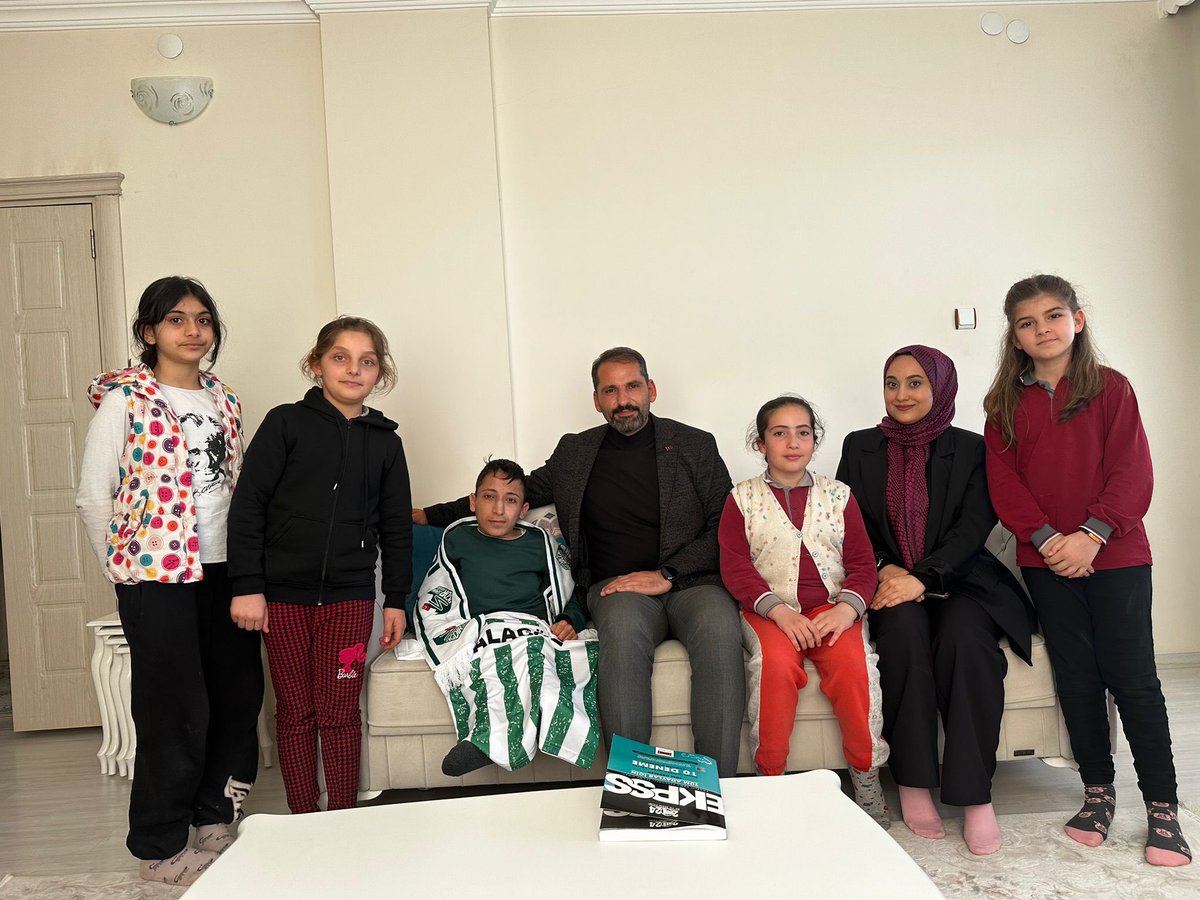 IgdirGM's tweet photo. Şube Müdürü Serkan Çatak,engelli  kardeşimiz Muhammet Gül ile bir araya geldi.
Merkezimiz olarak, engelli bireylerin yaşamını kolaylaştırmak için ellimizden gelen her çalışmaya destek https://t.co/9L7uIZQVgx’u seven Muhammet’te Iğdır formamızı hediye ederek sevincine ortak olduk. https://t.co/c0pmNy0s1Z