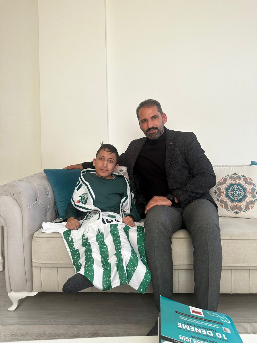 IgdirGM's tweet photo. Şube Müdürü Serkan Çatak,engelli  kardeşimiz Muhammet Gül ile bir araya geldi.
Merkezimiz olarak, engelli bireylerin yaşamını kolaylaştırmak için ellimizden gelen her çalışmaya destek https://t.co/9L7uIZQVgx’u seven Muhammet’te Iğdır formamızı hediye ederek sevincine ortak olduk. https://t.co/c0pmNy0s1Z