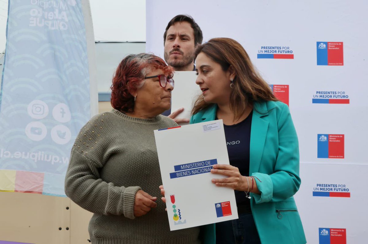 🦺 Estuvimos en Quilpué para entregar la reposición de 65 #TítulosDeDominio a personas damnificadas por los incendios que afectaron a la región de #Valparaíso. Este documento que los hace dueños del terreno en el que habitan, es un fundamental para el proceso de reconstitución.