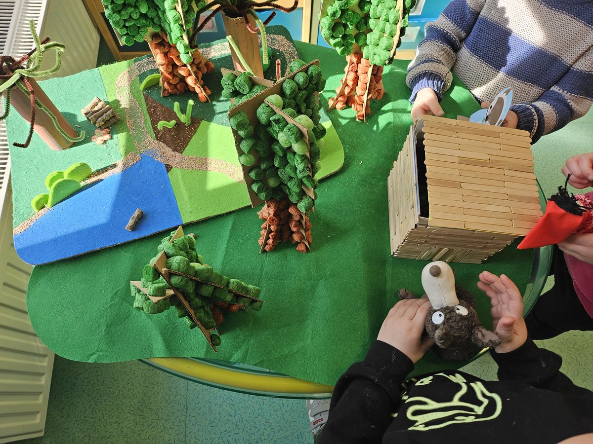 La 'table à raconter ' présente dans toutes les classes de cette école maternelle favorise la compréhension et structuration du lexique. Les sacs à raconter s'invitent également dans les familles..bravo à toute l'équipe pour mise en oeuvre du projet d'école #contes @DSDEN60