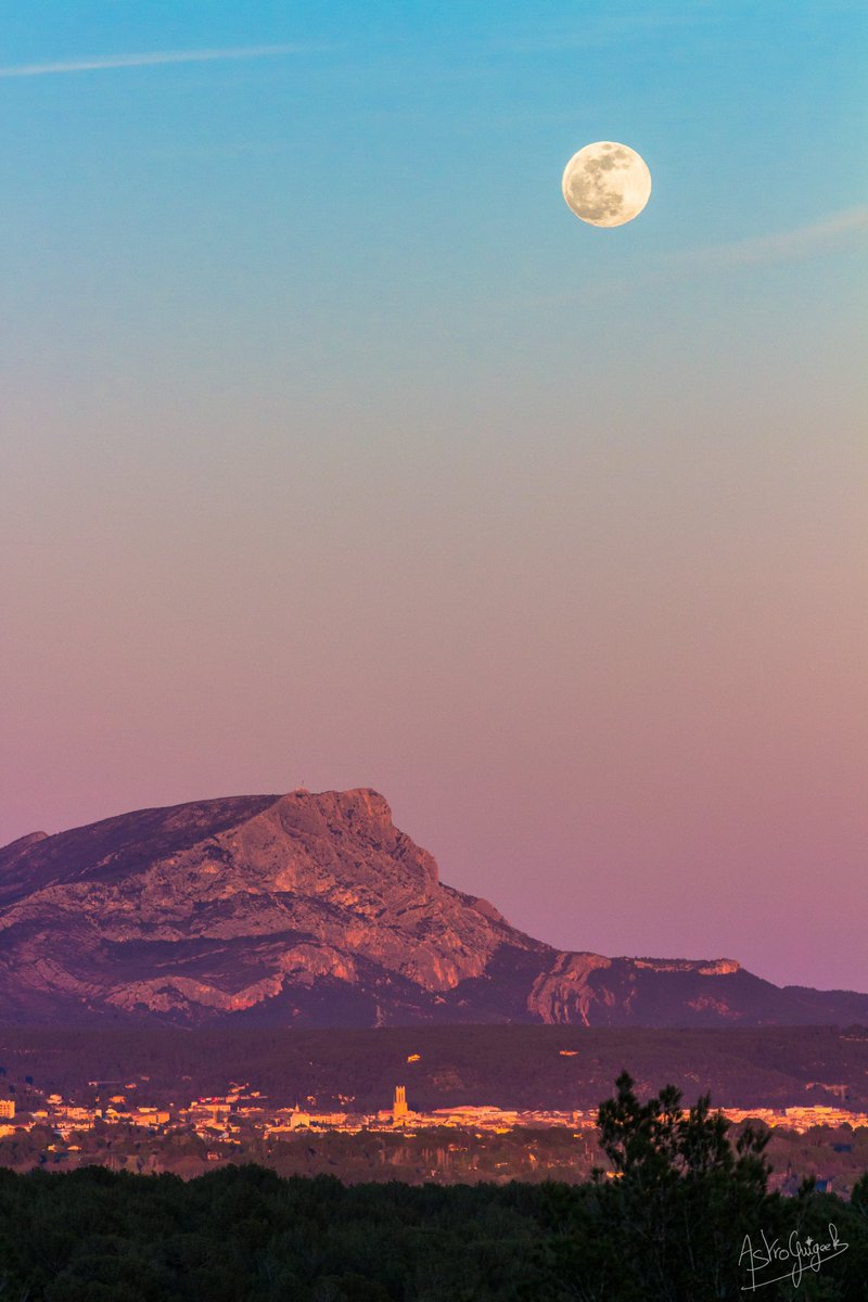 La cathédrale Saint-Sauveur à <a href="/Aix_Provence/">Aix-en-Provence Tourisme</a> , la Montagne Sainte-Victoire, la Croix de Provence et la Lune sur la même image. 
Les "planètes" étaient bien alignées😉
Photo prise dimanche soir depuis le village de #Ventrabren 
#pleinelune