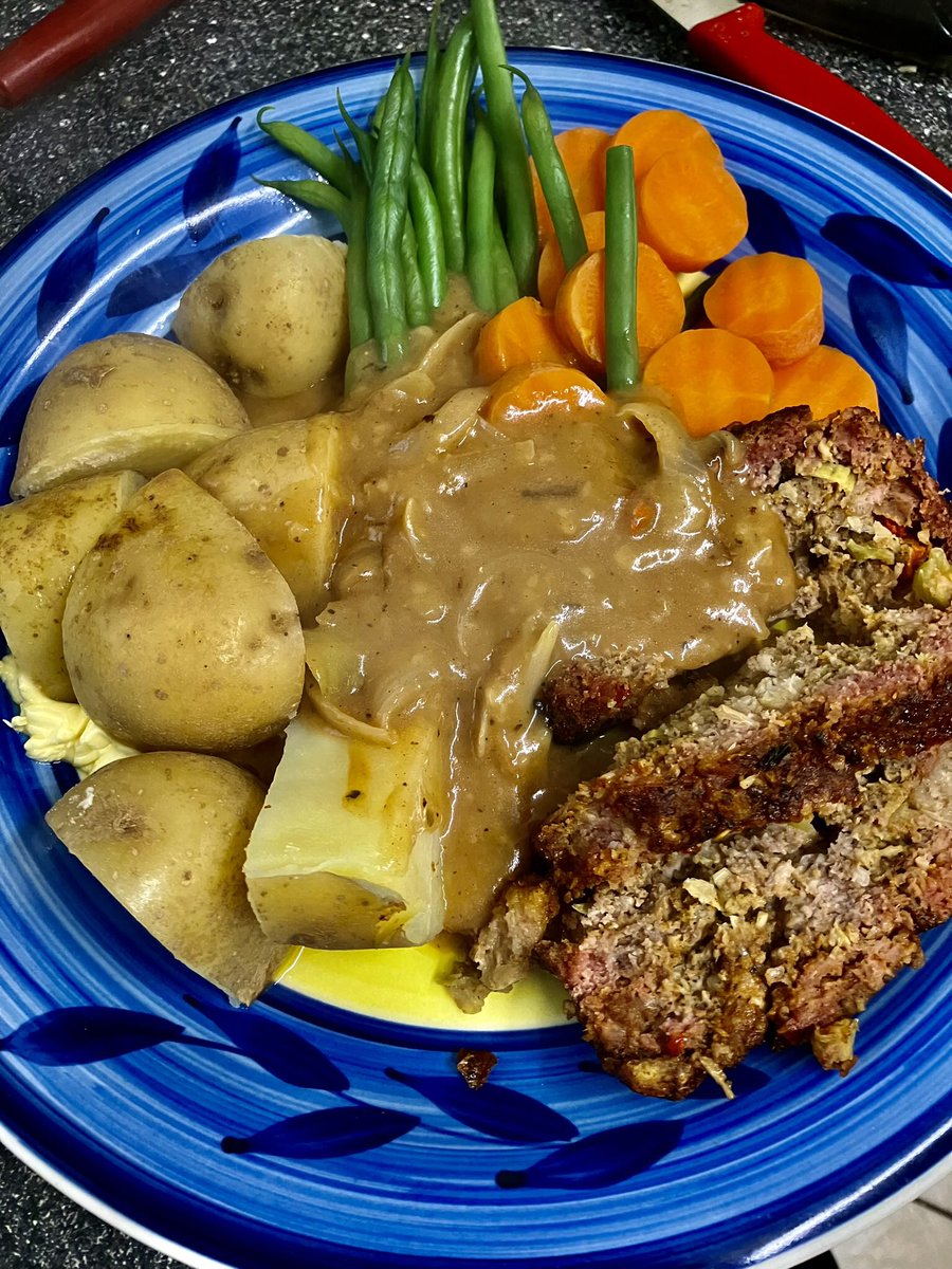 tantrictrevbbq's tweet photo. Bit of a freezer raid. Leftover bbq meatloaf with veg and potatoes and homemade gravy. #FreezerRaid #meatloaf https://t.co/Y0oFj5xFJt