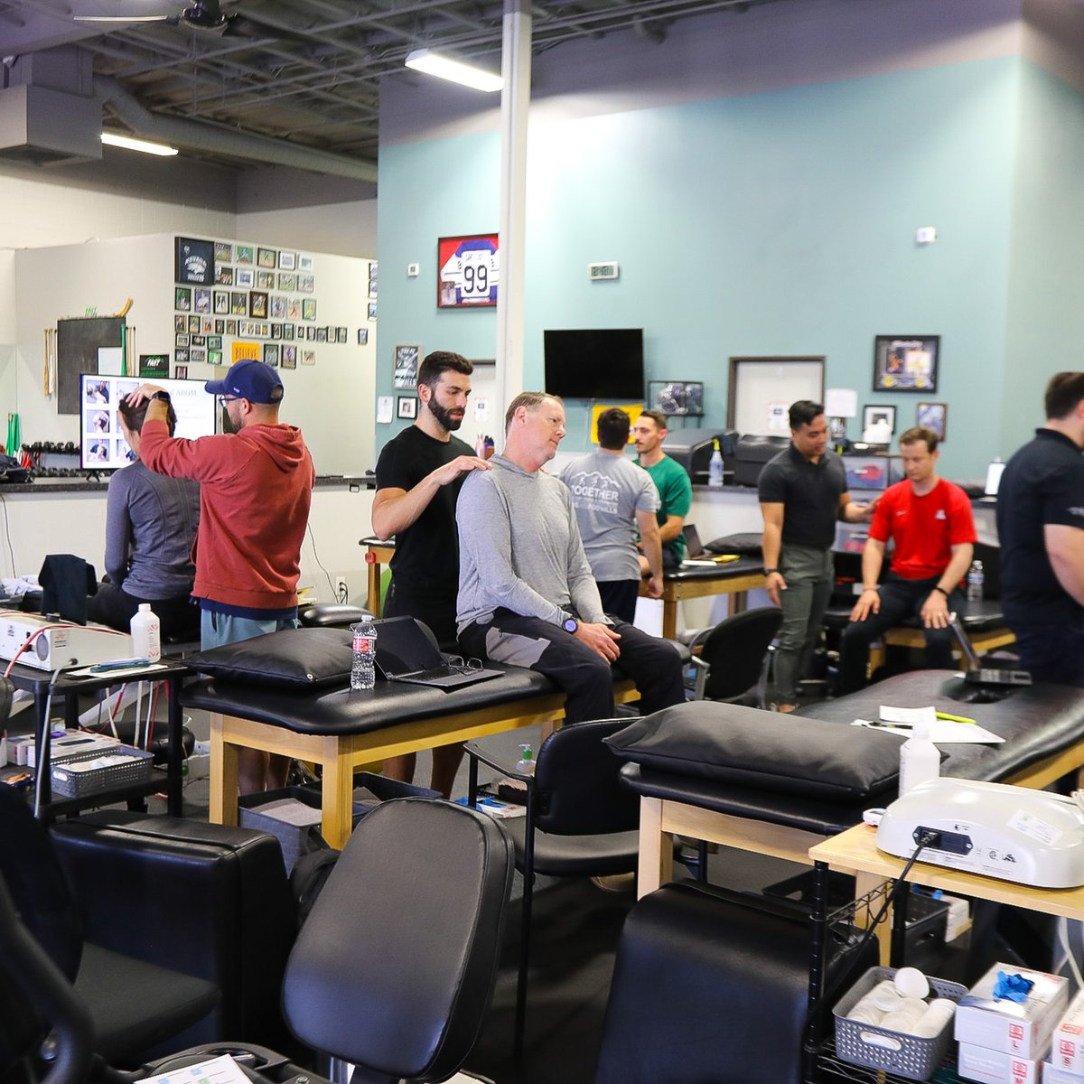 📚 Learning never stops at Foothills! 💪🦵 This weekend, over 30 of our PTs and PTAs throughout Phoenix and Tucson attended a two-day hands-on learning lab by @texpts which provided advanced care plans for various common upper extremity diagnoses.