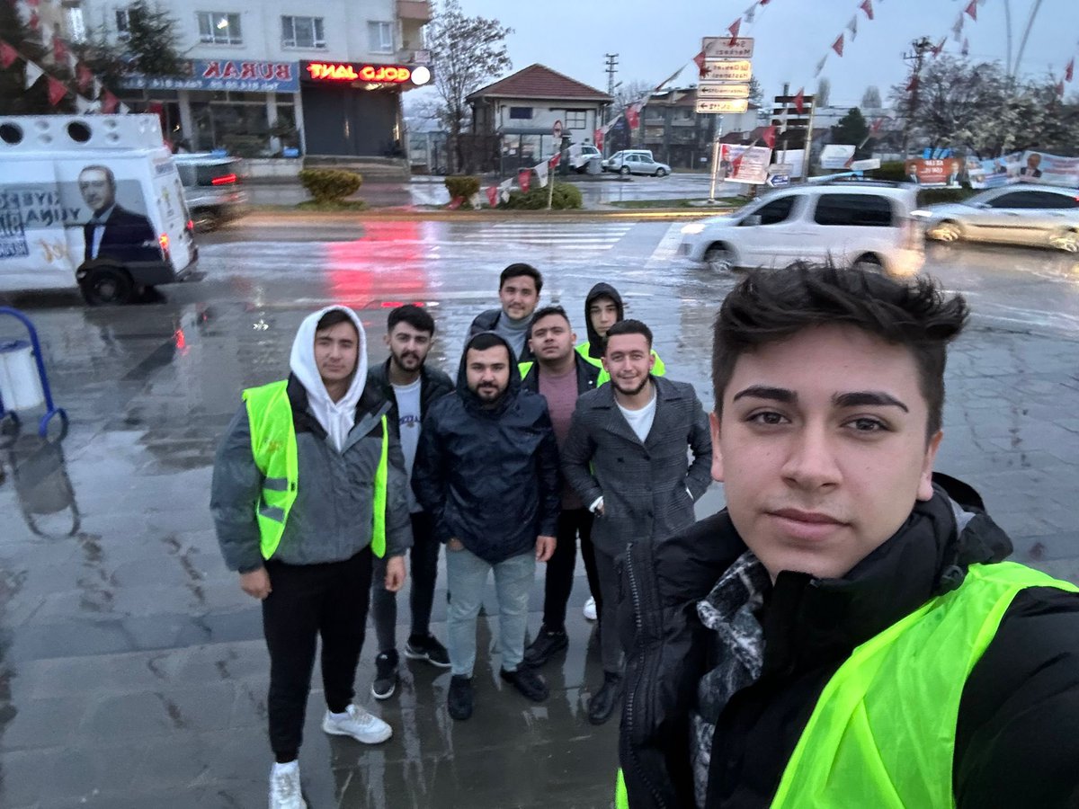 Yağmur altında, günümüz yine bereketli geçti. İftar vaktine yetişemeyenlere her hızıyla yetiştik 👌🏻

#iftara5kala AK Gençlik Yollarda 😎

<a href="/efedemirhann/">Ülkü Efe Demirhan</a> 
<a href="/AhmetCeylan0606/">Ahmet Ceylan</a> 
<a href="/serhatoguz06/">Serhat Oğuz</a> 
<a href="/NesetPeker/">Neset Peker</a>