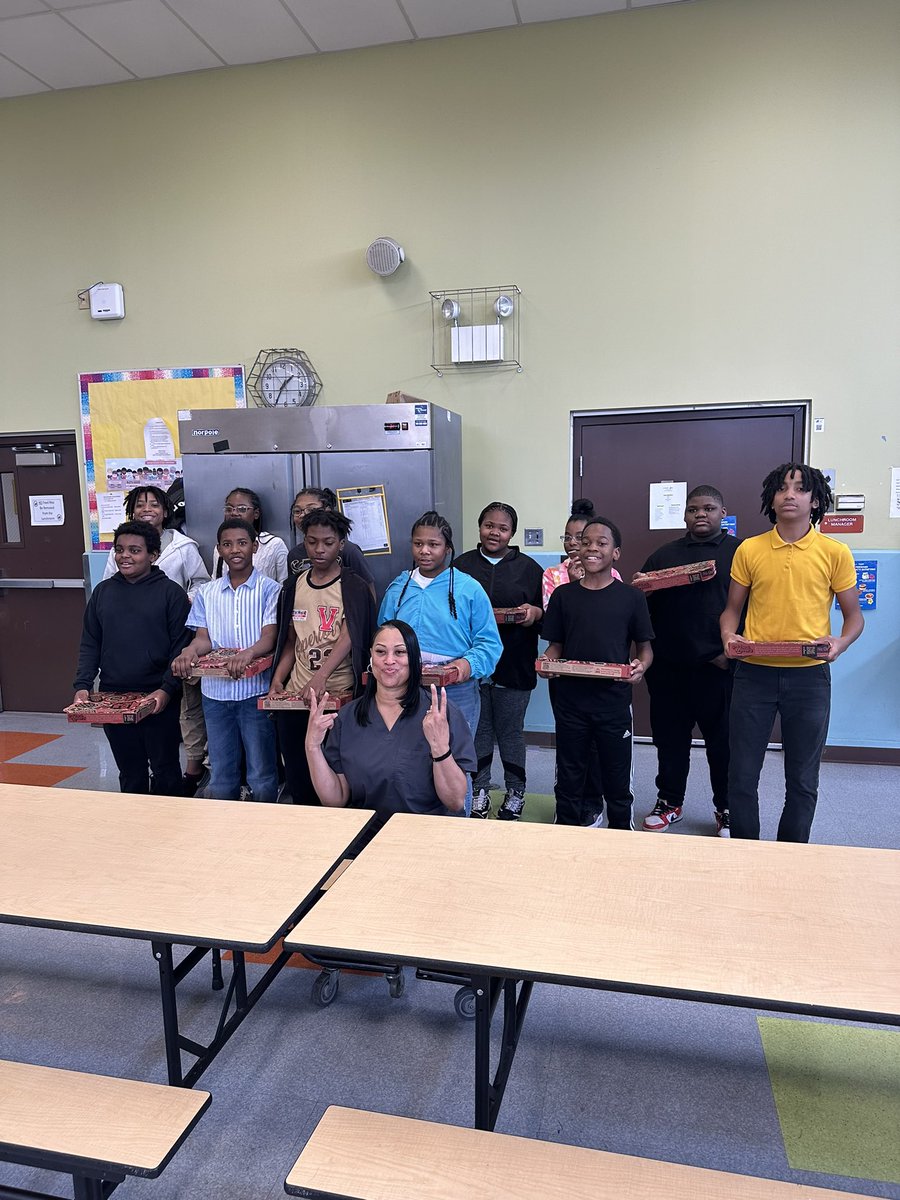 🍕Our amazing Chicago CRED Roseland Family Case Manager, Chanel Jones, brought smiles to the students at Dunn Technology Academy by providing pizzas! Despite the challenges our city faces, it's heartwarming to bring joy to children. We work hard so kids can play! 💪❤️