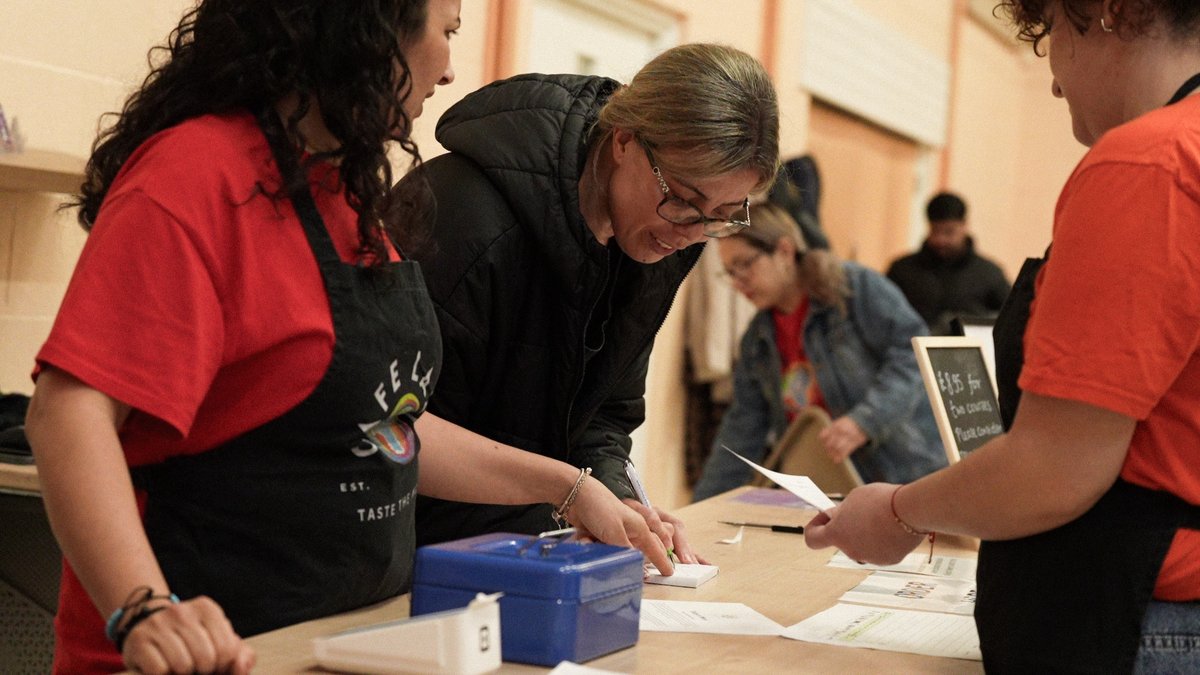 What a fantastic day we had at Cafe Laziz on Thursday. Delicious food and good friends. Please be aware that we are closed for the next three weeks 😱 We’ll see you on the 18th April. Thank you for your understanding and support 🥰