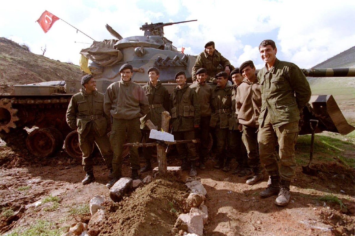 Mart, 1995. Irak'ın kuzeyinde icra edilen Çelik Harekâtı sırasında zırhlı birliklerde görevli askerlerimiz terör örgütü lideri A.Öcalan (Apo) için temsili mezar kazıp poz vermiş.