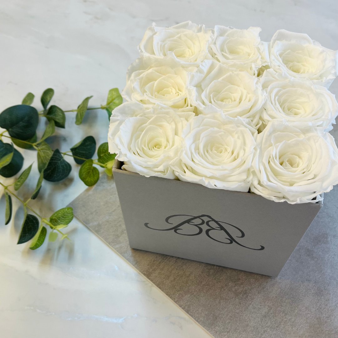 Why buy roses that will last a week when you can have roses in you home that last years?! 🌹 #infinityroses #preservedroses #roses #foreverroses #giftideas #perfectgift #luxurygifts #homedecor #oneyearroses #eternalroses #rosesthatlast #rosebox #rosearrangement #infinitelove