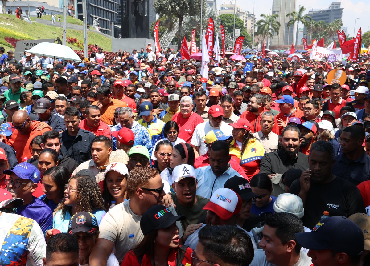 minecofinanzas's tweet photo. #EnFotos || La Vicepresidenta y ministra de Economía y Finanzas @delcyrodriguezv, dijo presente en la movilización del pueblo venezolano en acompañamiento al Pdte. @NicolasMaduro hacia el @cneesvzla para la inscripción de su candidatura a las Elecciones Presidenciales del #28Jul. https://t.co/jV3u7jwbJf