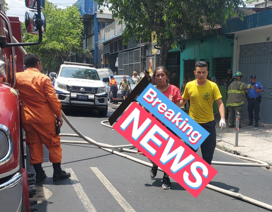 #AlertaSV | Tres personas resultaron heridas luego de explotar un tambo de gas propano en una venta de pollo rostizado ubicada sobre Av. Cuba en barrio San Jacinto, San Salvador 🚨 📸: @alertacomando