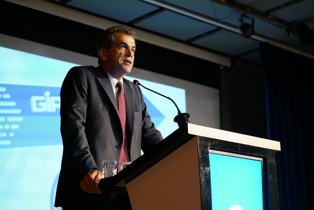 Türkiye'nin en zengin 4. kişisi İbrahim Erdemoğlu:

Varlığı 6 milyon TL'nin üzerinde olan herkesten yüzde 1 servet vergisi alınsın.

Dar gelirlinin durumu ortada. Hepimiz aynı gemideyiz.