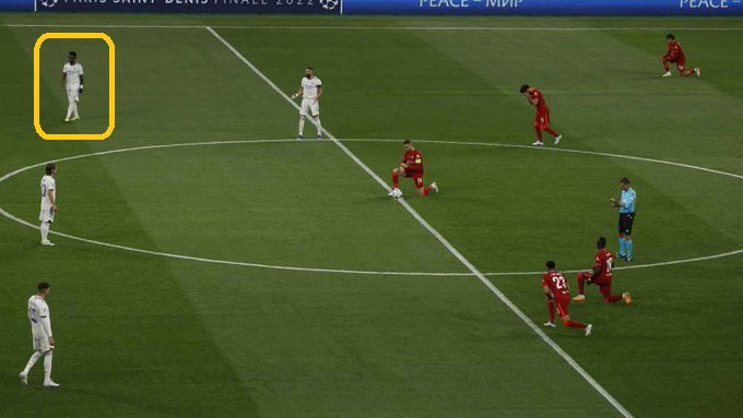 Los de rojo son los jugadores del Liverpool arrodillados en un minuto contra el racismo en el Bernabeu, que por cierto silbó, el del recuadro amarillo es el protagonista del día de hoy con sus llantos y sus mierdas por protagonizar un documental. Alfredo Landa de hacendado