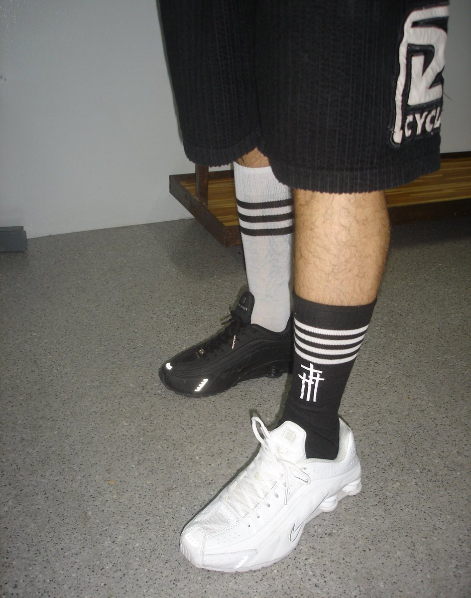 rapoutcontext's tweet photo. Um fato icônico é que o MC Lan finalizou o Lollapalooza ontem usando 2 Pares de Nike Shox falsificados.

mó tapa na cara kkkkkkkkkkkkk https://t.co/PBtL8JaeYP