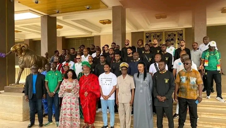 En ce jour béni, la délégation camerounaise et moi même,  sommes arrivés en terre ivoirienne. Avant de prendre nos quartiers ici chez moi, chez nous , sur le sol de la belle famille, nous sommes allés préalablement rendre un  hommage symbolique au premier président de la Côte