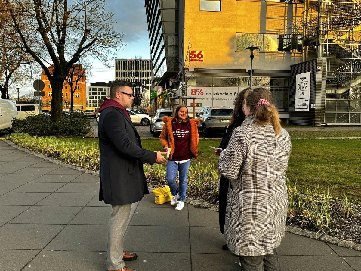 Plan był prosty:
✅Spotkać się z Mieszkańcami 
✅Rozmawiać o Wrocławiu 
✅Rozdać trochę ulotek

Nie spodziewałem się tylko, że rozdamy ich 3x więcej niż planowaliśmy!

❤️ Jesteście niesamowici! Dzięki za dzisiaj!