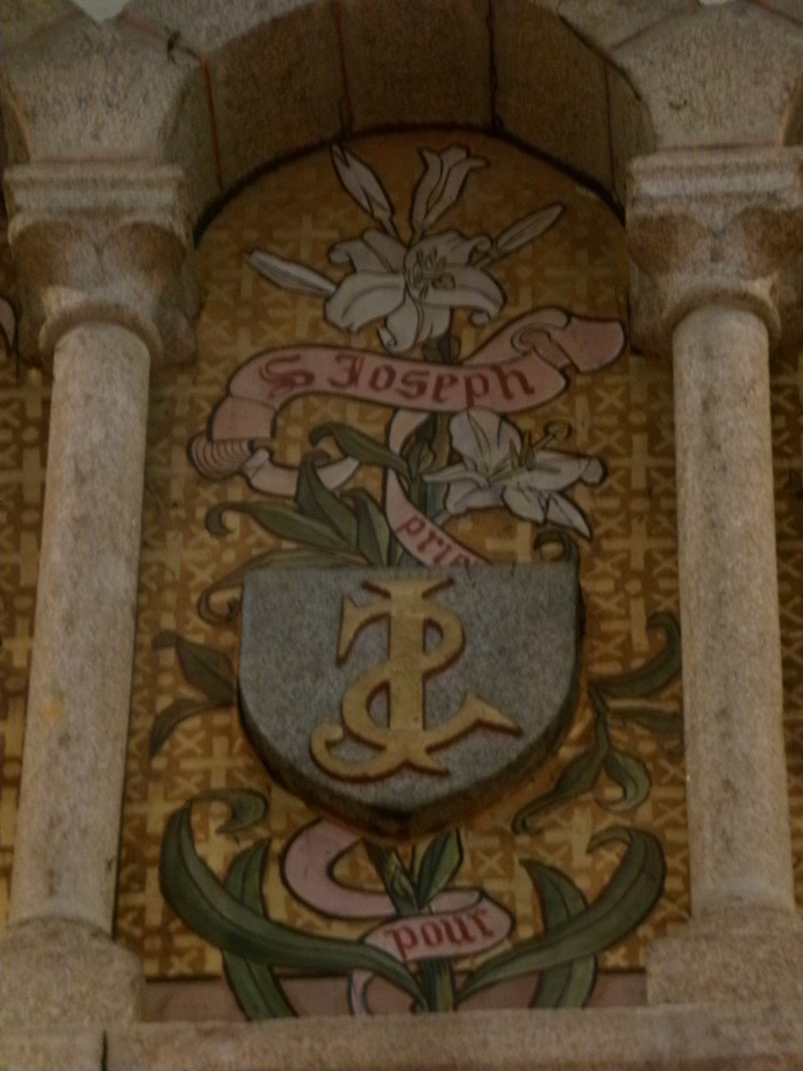 ThiChaplain's tweet photo. symbole de la #ViergeMarie et le symbole de #SaintJospeh se font face. c'est des #toiles peintes d'#Odorico aussi (une autre technique artistique) dans l'église de #Pléneuf, une église dédiée à SaintPierre et SaintPaul. #CôtesdArmor #Patrimoine #culture #artnouveau https://t.co/rDR4eci15X