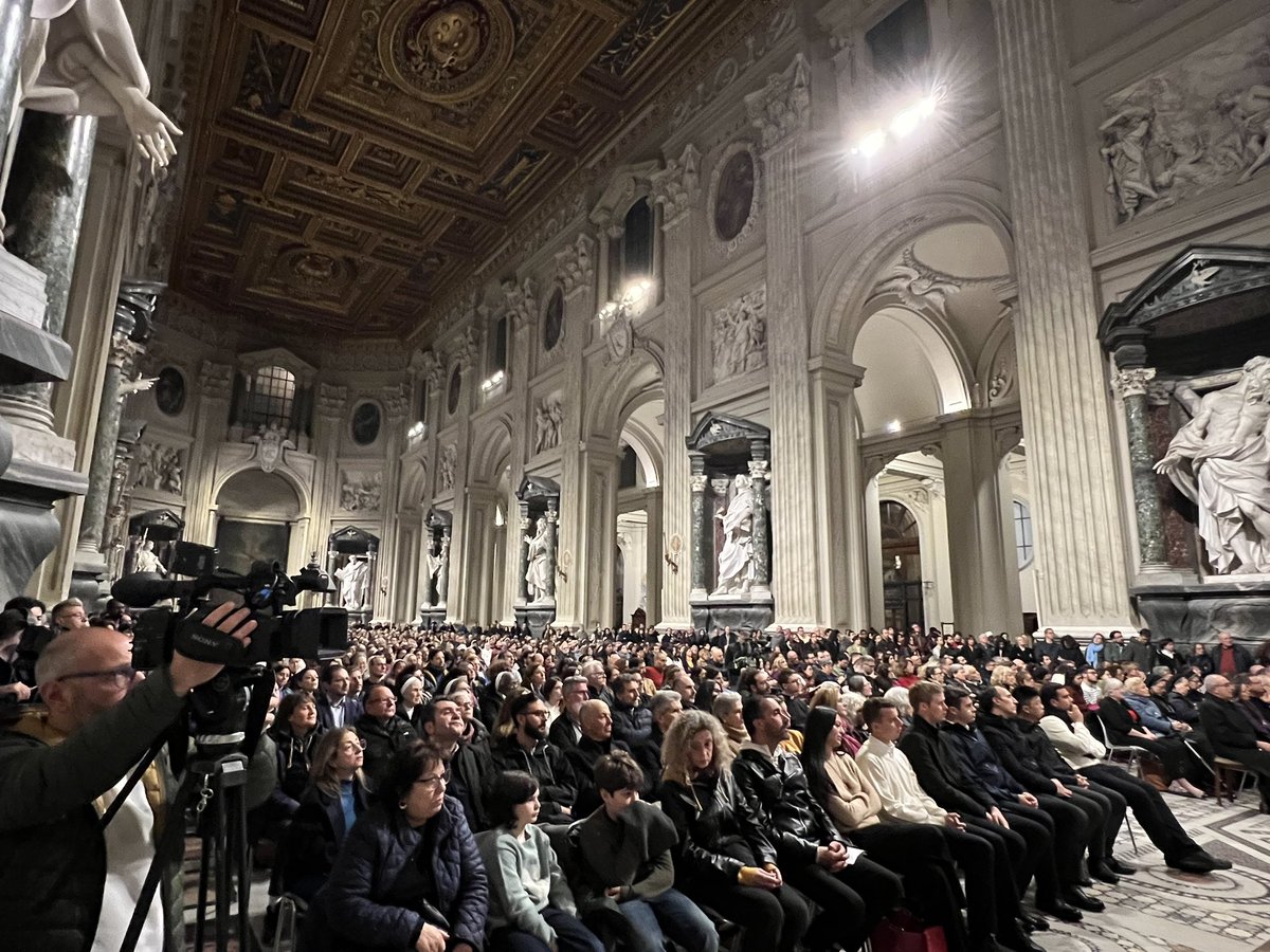 Rvaticanaitalia's tweet photo. Nella Basilica di San Giovanni in Laterano “Le sette parole di Cristo in Croce”. Meditazioni di don Fabio Rosini, musiche di #Haydn eseguite dal coro Roma Vocal Ensamble @diocesidiroma https://t.co/Rzx68fen9s